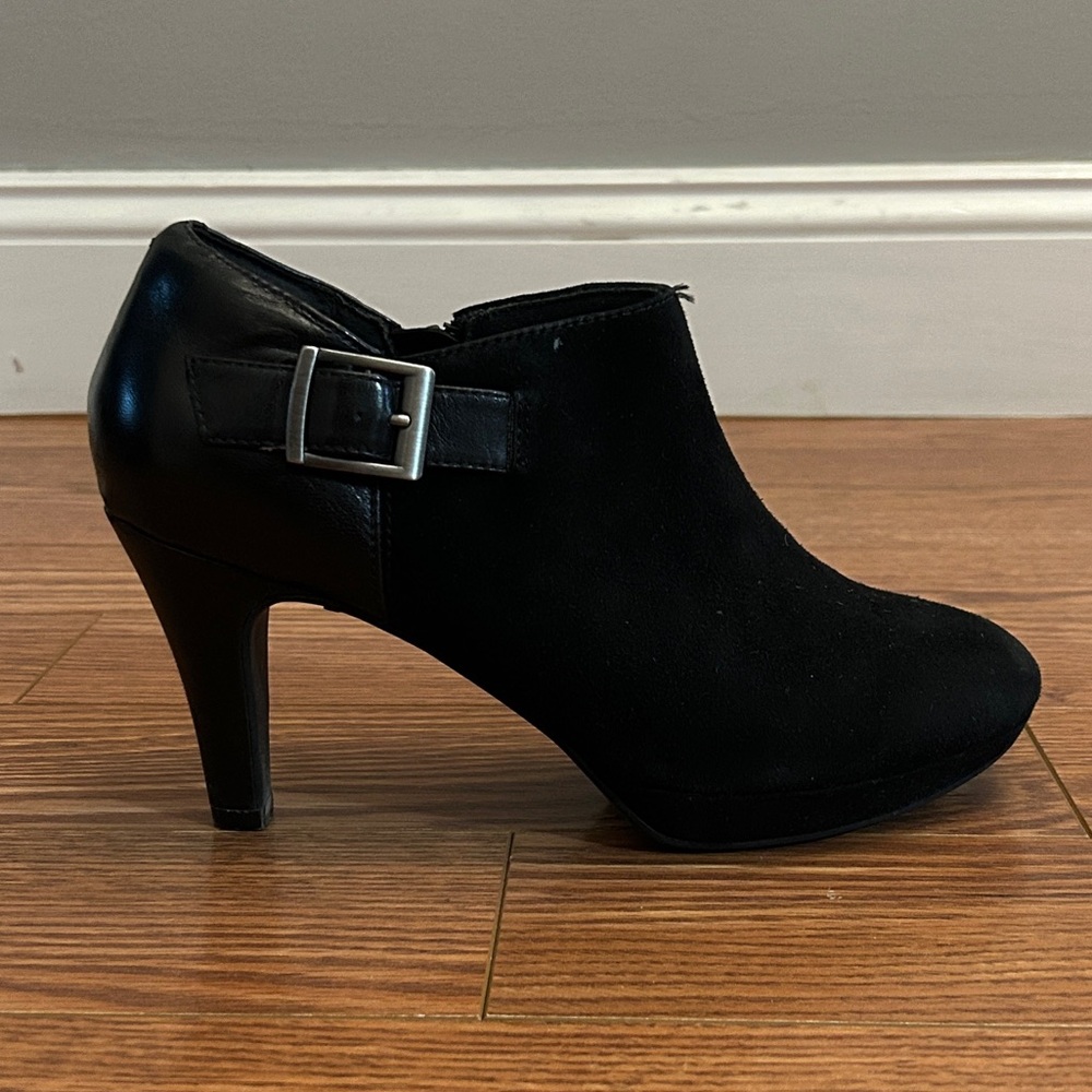 Elegant Clarks Black Women's Ankle Boots